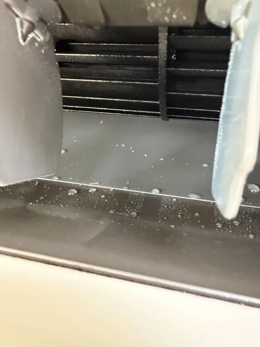 高圧洗浄直後の壁掛けエアコン吹き出し口